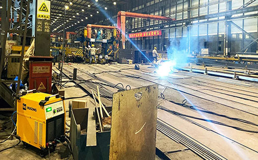 Z6尊龙数字化等离子切割+碳弧气刨两用机LGB 120B使用现场