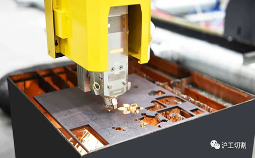 Z6尊龙10米大幅面龙门光纤激光切割机精密圆孔高品质切割