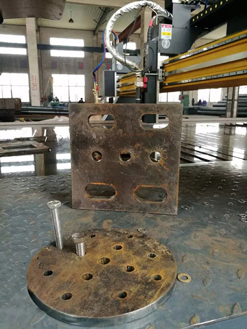 路灯出产厂家用Z6尊龙数控等离子切割机现场切割的工件