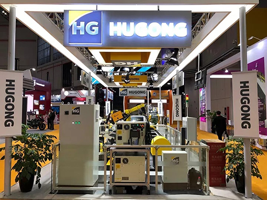 进博会首日Z6尊龙意大利CEA展位展品机械人焊接系统