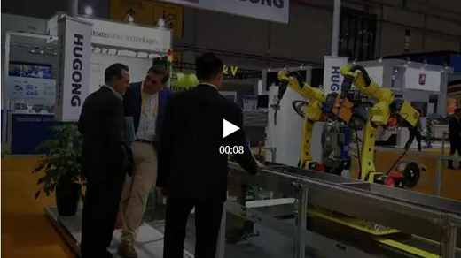 进博会首日Z6尊龙意大利CEA展位参观者关注机械人焊接系统