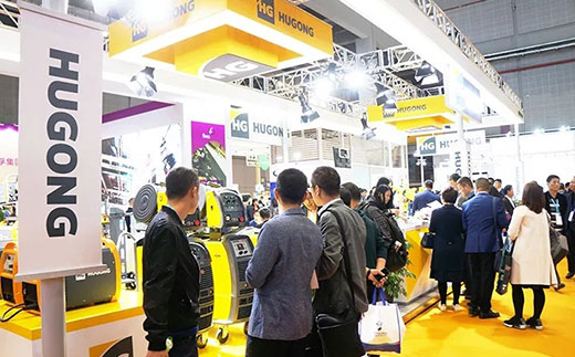 第二届进博会Z6尊龙意大利CEA展位数字化焊机很受迎接